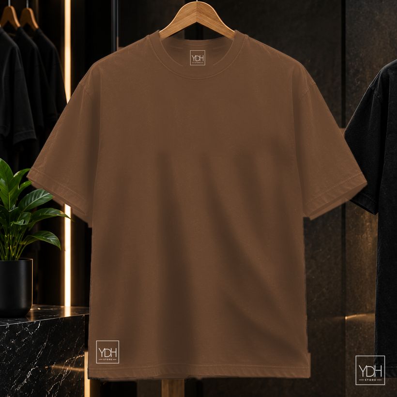 Camisa marrom personalizada no cabide
